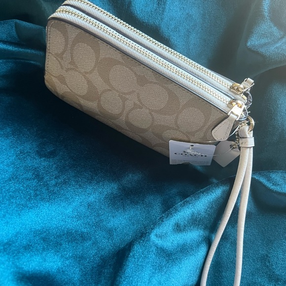 Coach Wristlet NWT - Picture 3 of 6